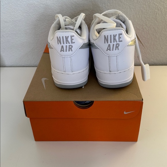 Nike Men's Air Force 1 Anniversary Edition White Metallic Silver Sneakers Sz 10 - Picture 3 of 13